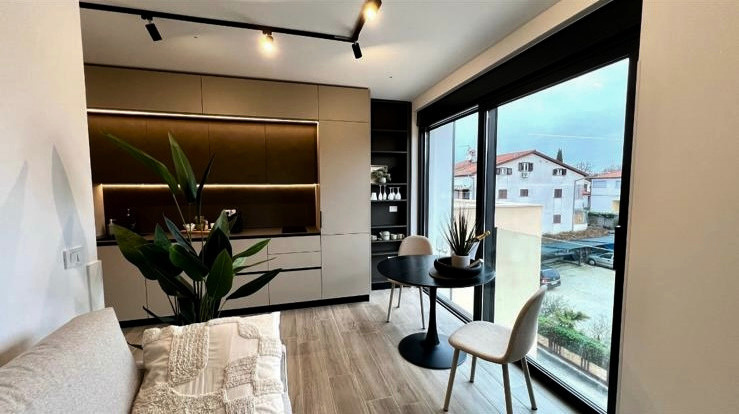 Kuhinja, blagovaonski kutak i dnevna zona apartmana SE/P u Poreču
